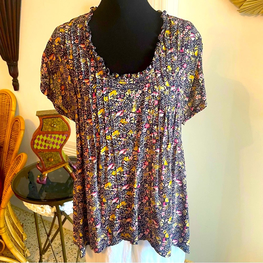 Anthropologie DIL Silk Floral Navy Print Babydoll Style Top! Great condition. 6